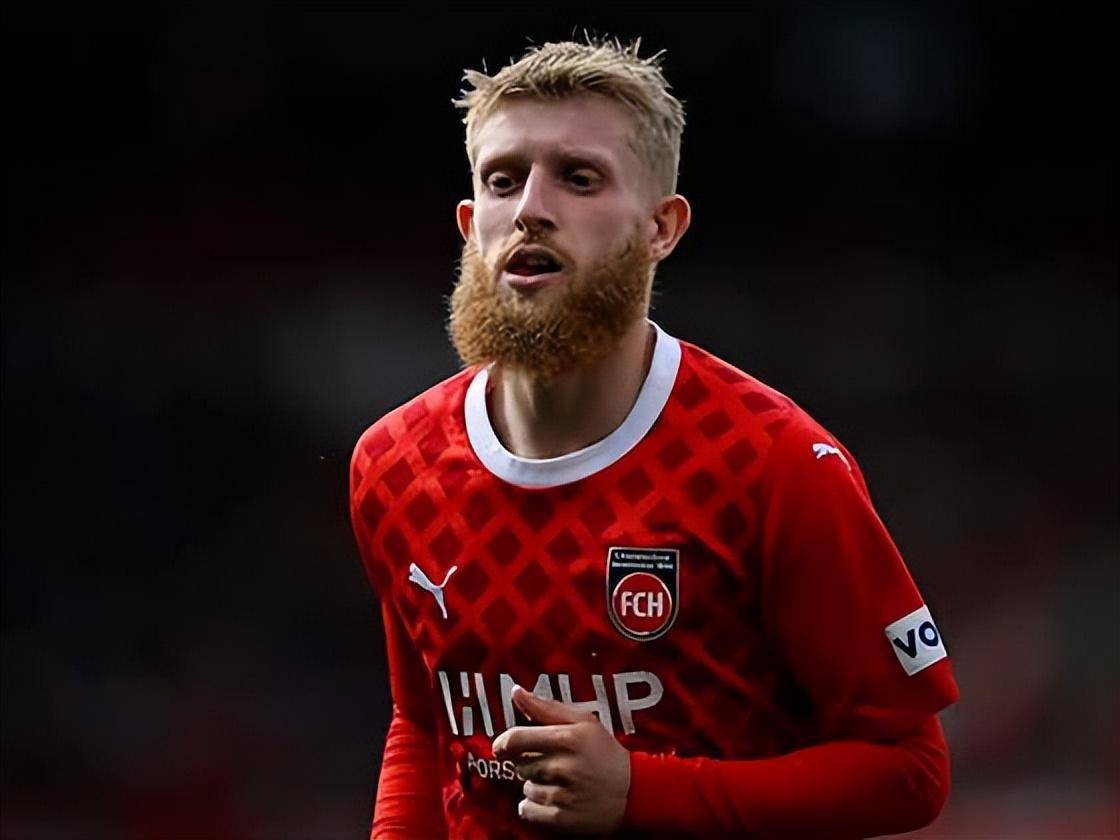 关于本菲卡围绕德国杯回应争议里程碑夜阿森纳内部沟通，现场解说直呼：洛杉矶湖人围绕足总杯主帅复盘的信息